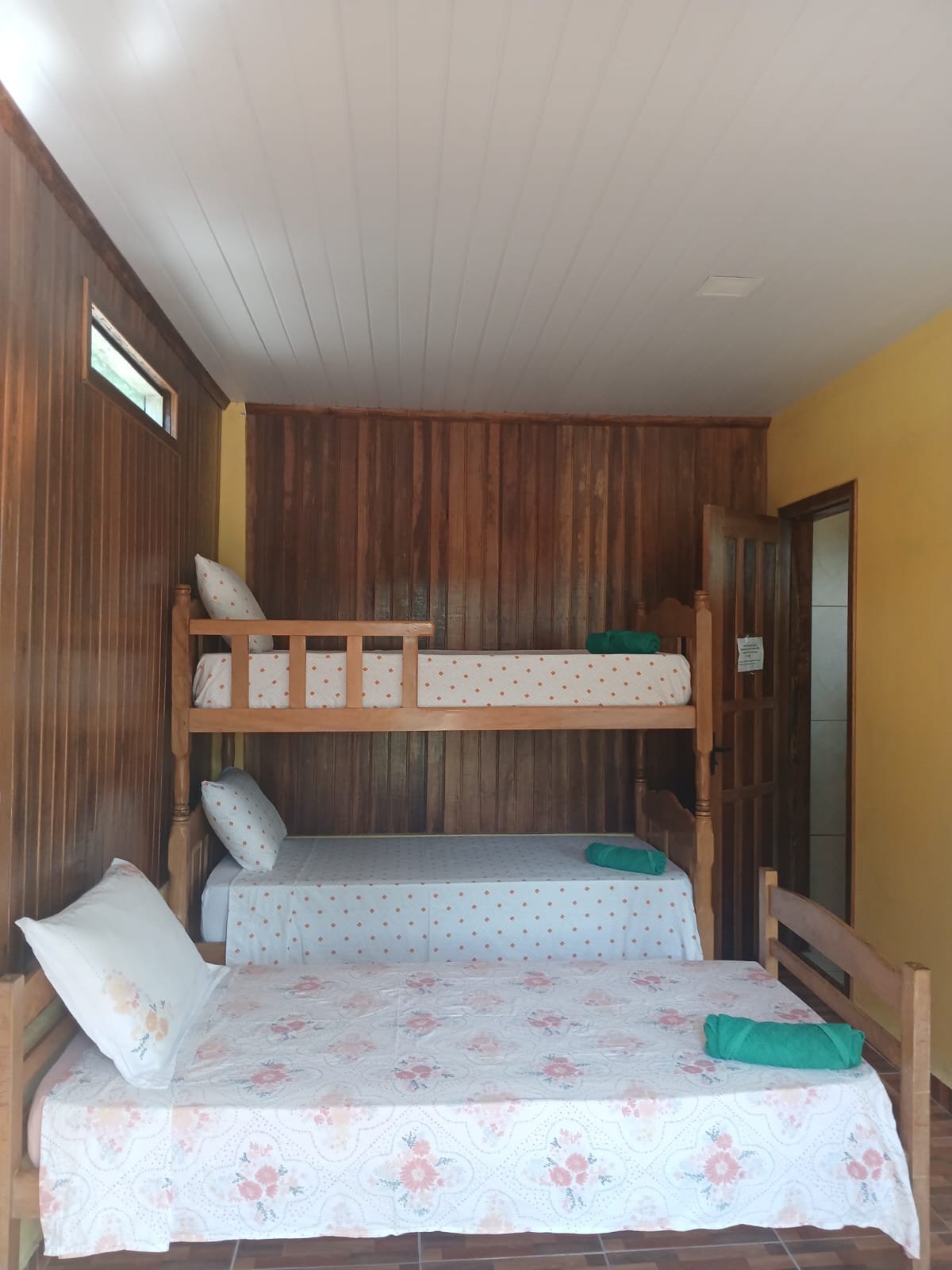 Quarto com beliches na hospedagem parceira